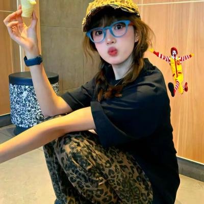 向天真的女生投降